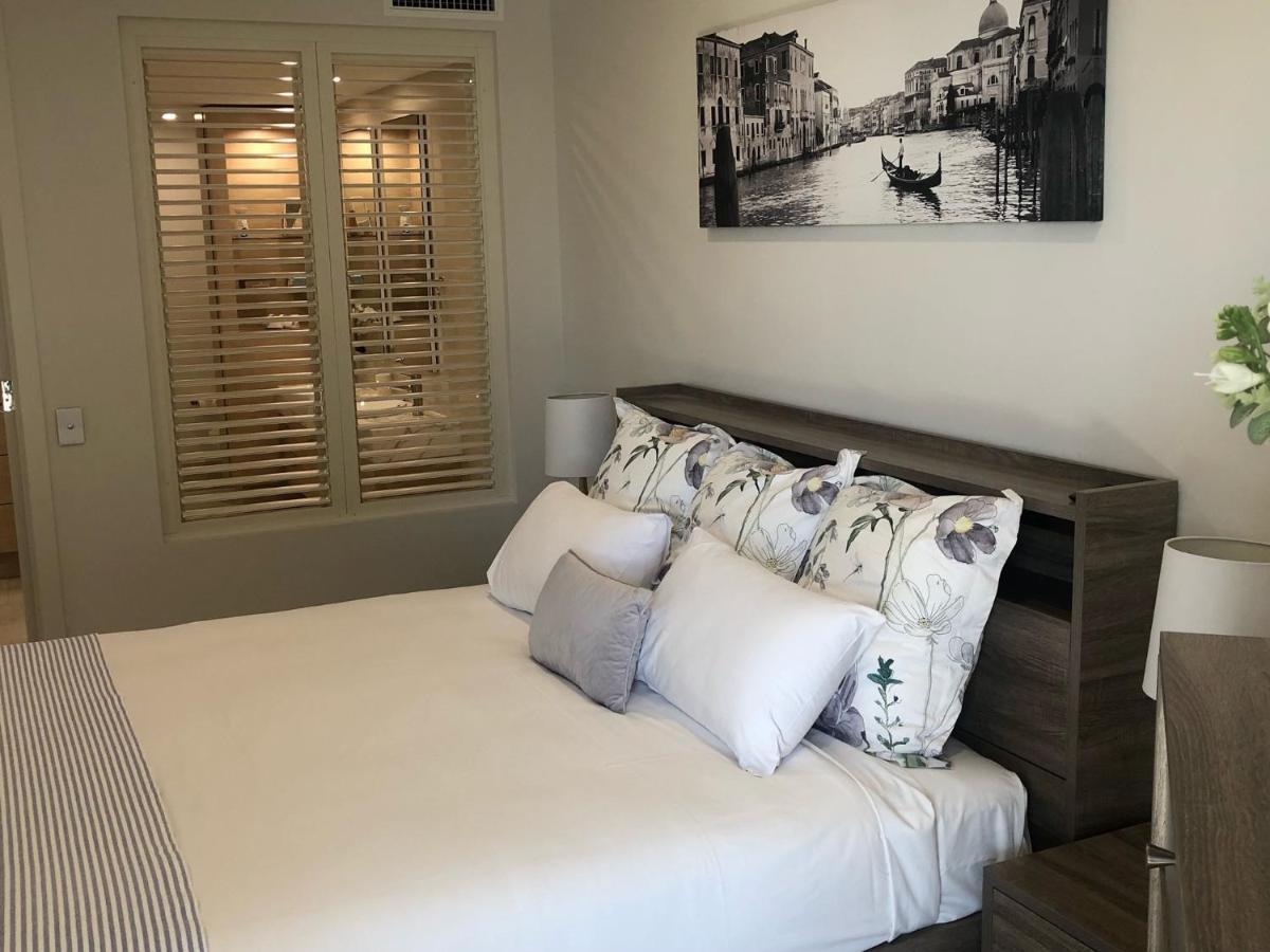 허비베이 그랜드 머큐어 알레그라 허비 베이 아파트 호텔 외부 사진 A bedroom with plantation shutters