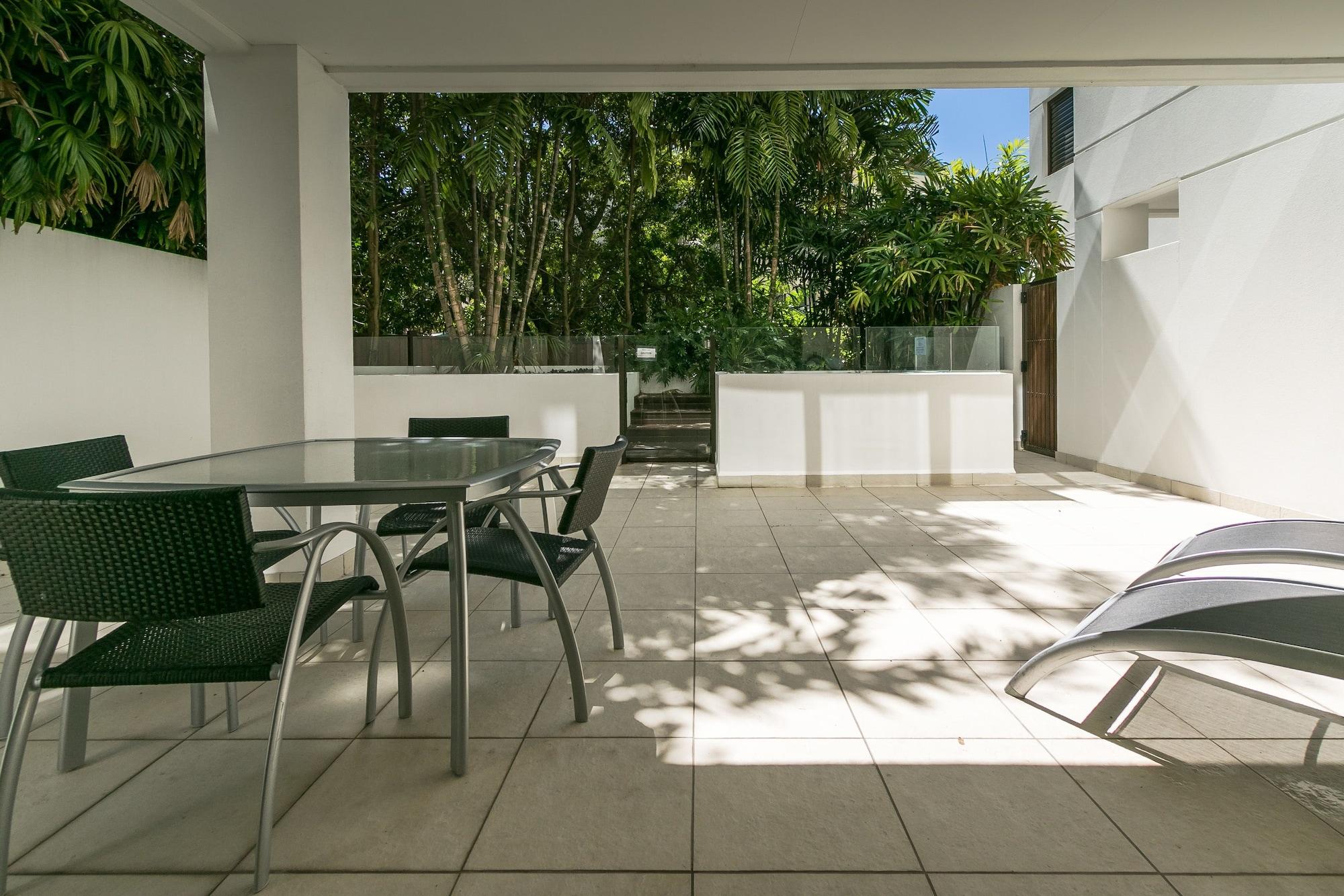 허비베이 그랜드 머큐어 알레그라 허비 베이 아파트 호텔 외부 사진 The courtyard of a typical apartment at the complex