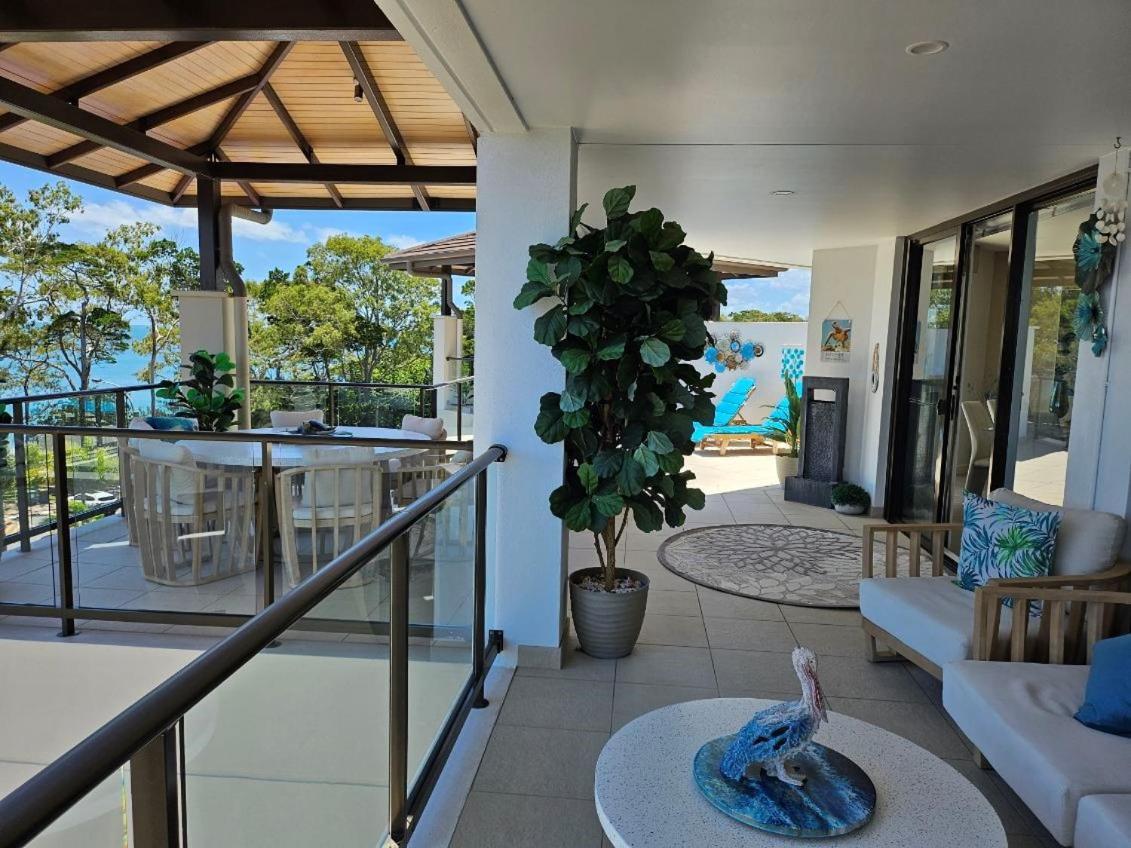 허비베이 그랜드 머큐어 알레그라 허비 베이 아파트 호텔 외부 사진 A balcony at the Ritz-Carlton, Laguna Beach