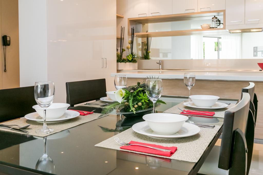 허비베이 그랜드 머큐어 알레그라 허비 베이 아파트 호텔 외부 사진 A dining room table set for dinner